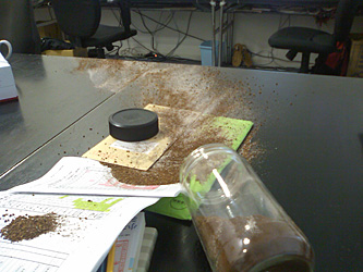 インスタントコーヒーの粉がこぼれた図